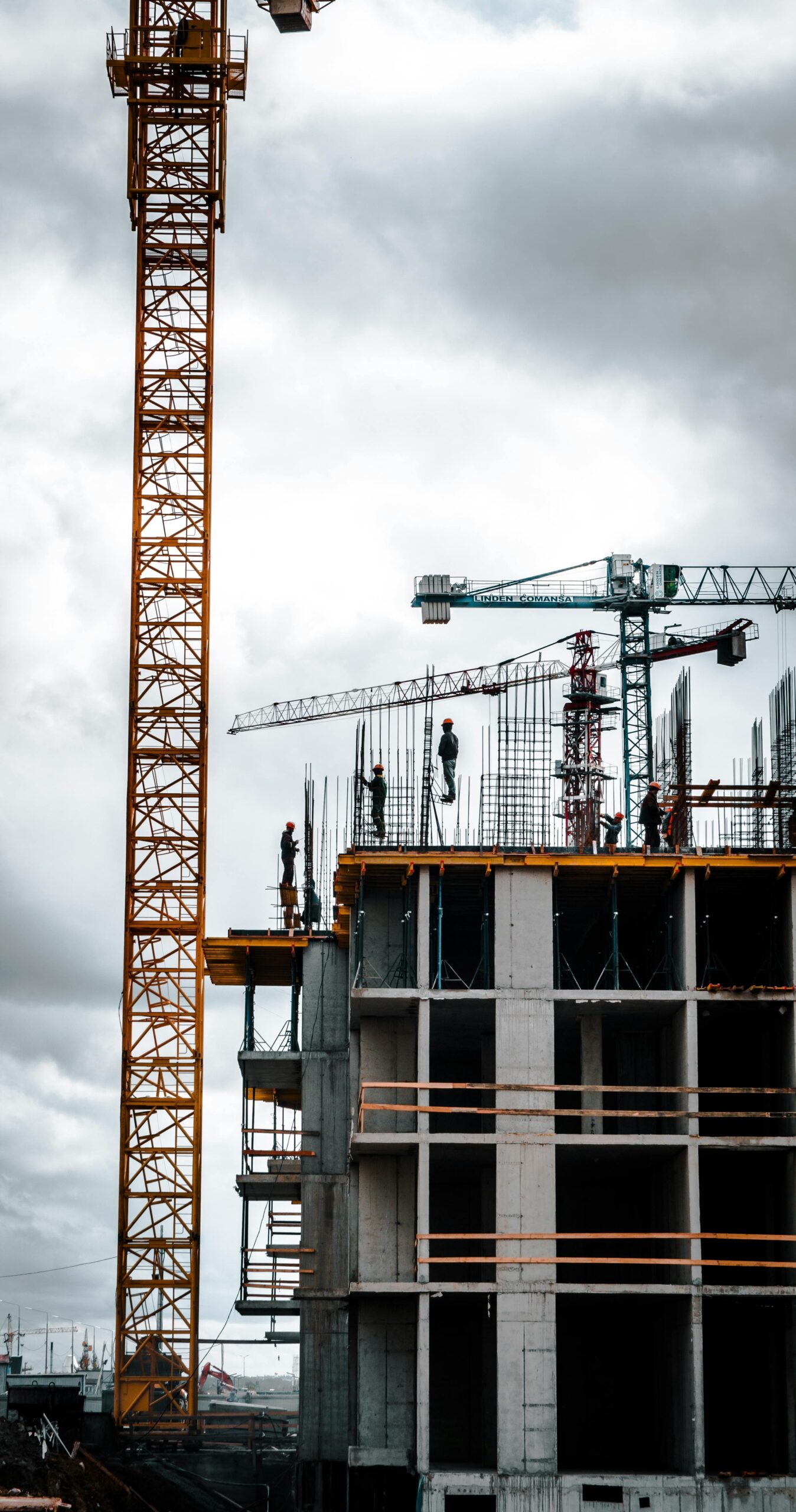 grua, construccion y personas